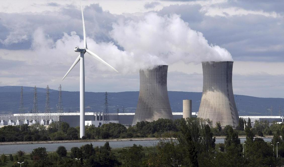 Vy över Tricastin i Bollène i sydöstra Frankrike, ett av de kärnkraftverk där aktiviteten begränsats med anledning av extremhettan. Arkivbild. Foto: Claude Paris/AP/TT