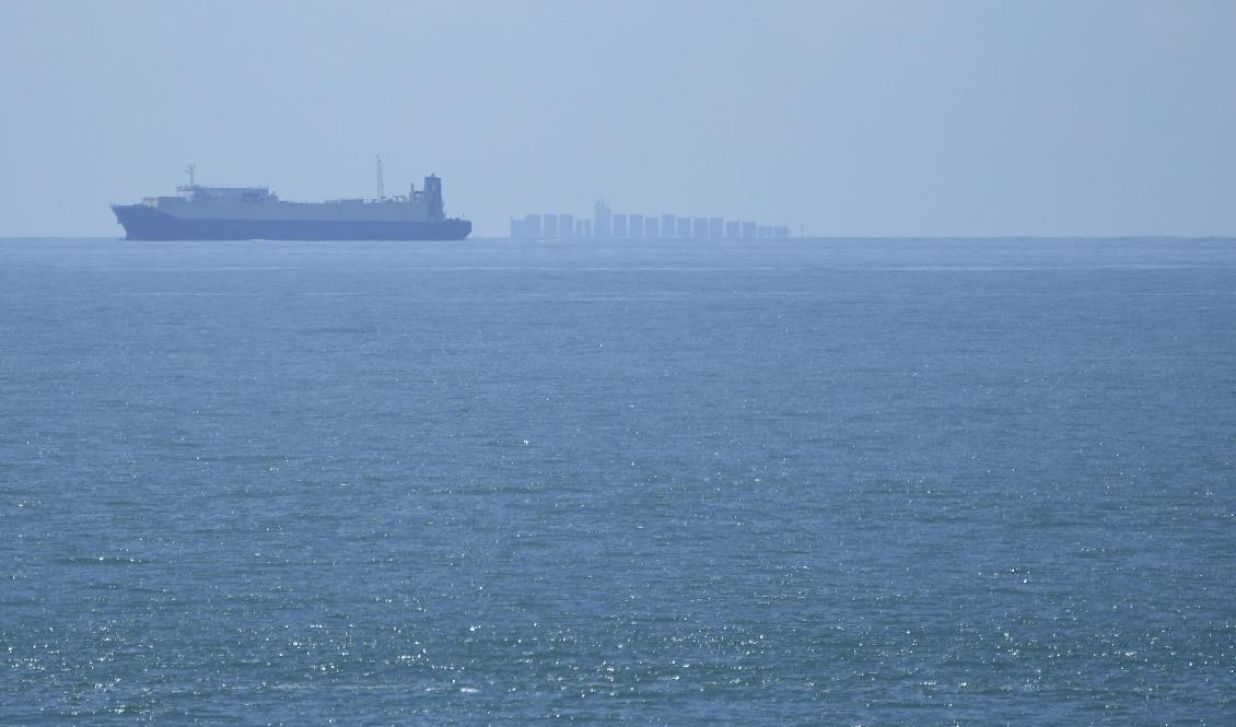 Fartyg passerar genom Taiwansundet på fredagen. Foto: Ng Han Guan/AP/TT