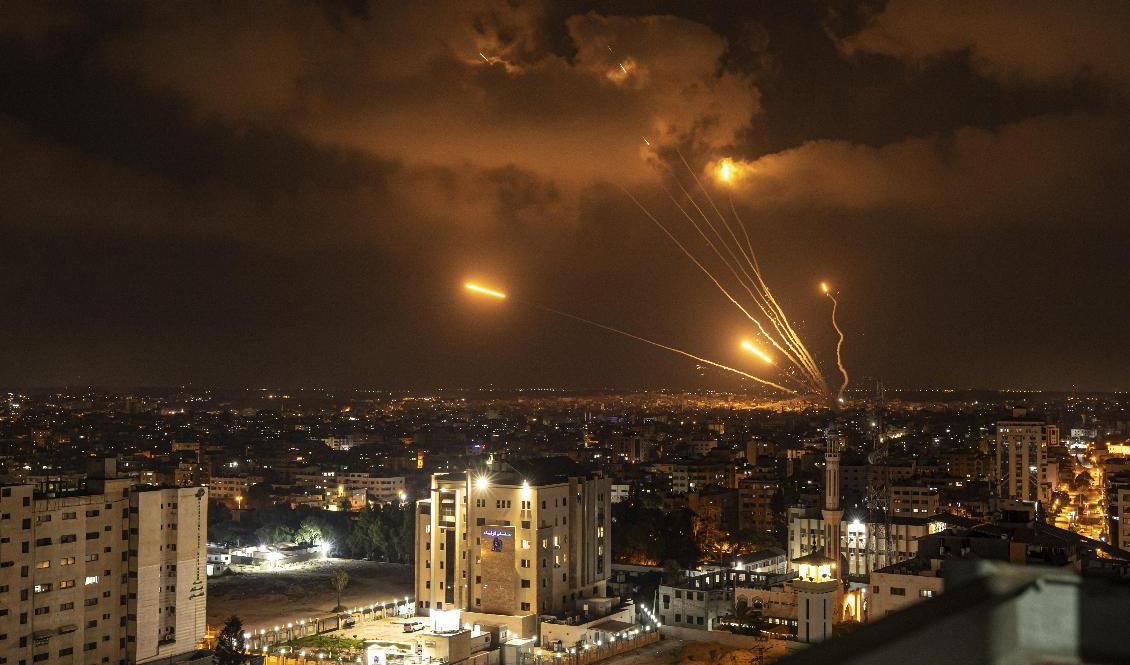 Raketer i Gaza avfyrade mot Israel. Foto: Fatima Shbair/AP/TT