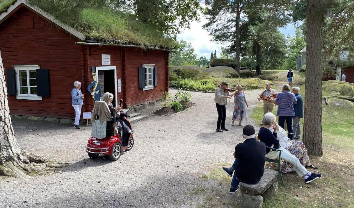 Norra Vättersbygdens hembygdsförening i Askersund var en av de föreningar som firade dagen. Föreningen startades 1925 och förvaltar i dag ett tjugotal byggnader. Foto Carita Zoupounidou