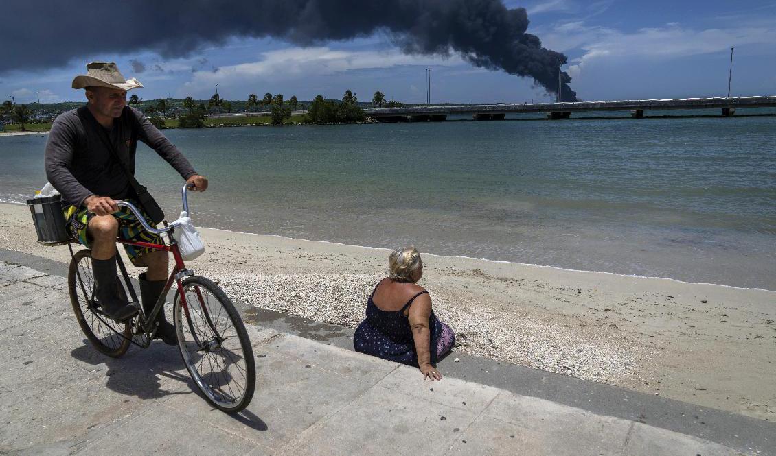 Röken från branden innehåller bland annat svaveldioxid och kolmonoxid. Foto: Ramon Espinosa/AP/TT