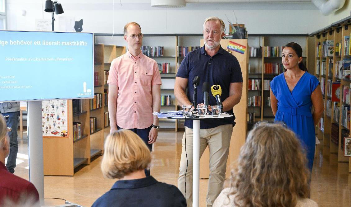 Liberalernas partiledare Johan Pehrson (mitten) presenterar partiets valmanifest tillsammans med Gulan Avci (till höger), jämställdhetspolitisk talesperson och Jan Jönsson, socialborgarråd i Stockholm. Foto: Fredrik Sandberg/TT