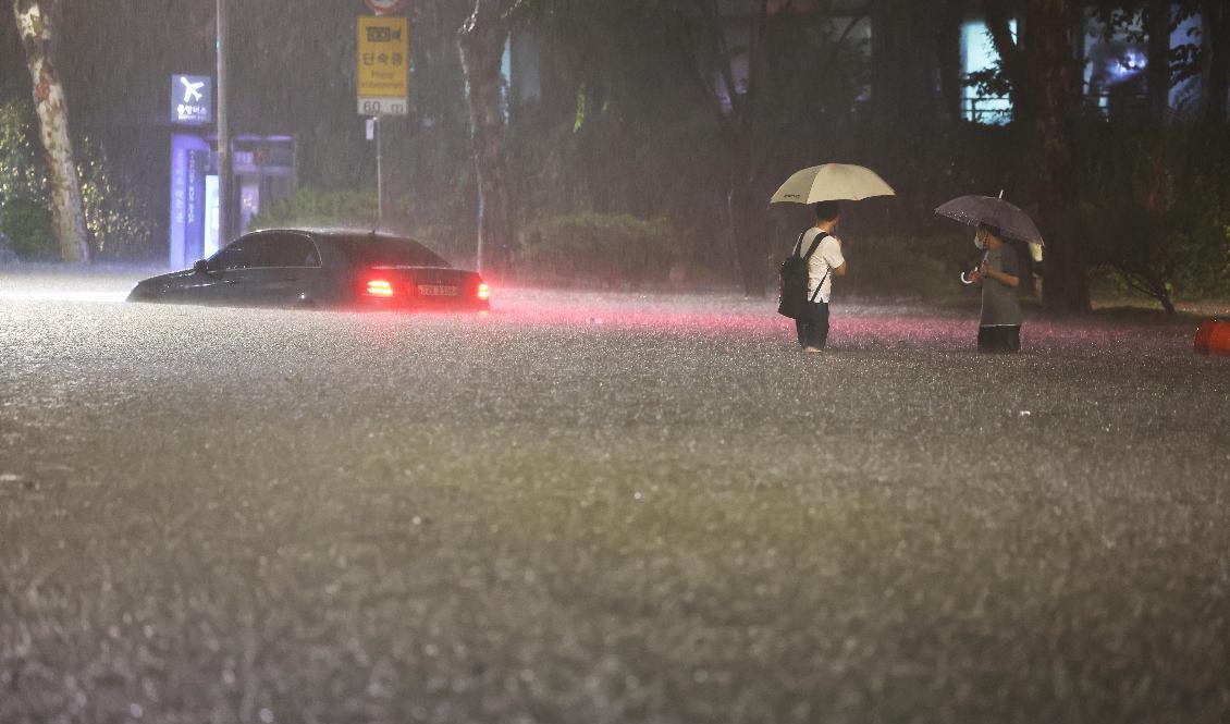 En översvämmad bil i Seoul på måndagskvällen. Foto: Hwang Kwang-Mo/AP/TT