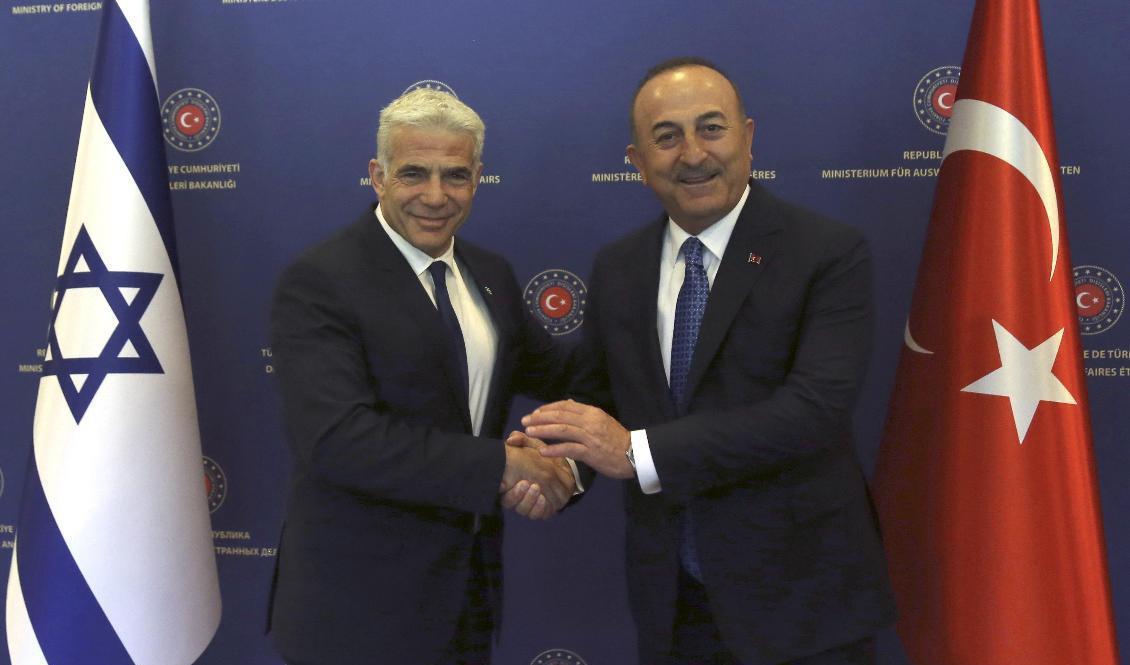 Israels premiärminister Yair Lapid och Turkiets utrikesminister Mevlüt Cavusoglu vid ett möte i Ankara i slutet av juni. Foto: Necati Savas/AP/TT