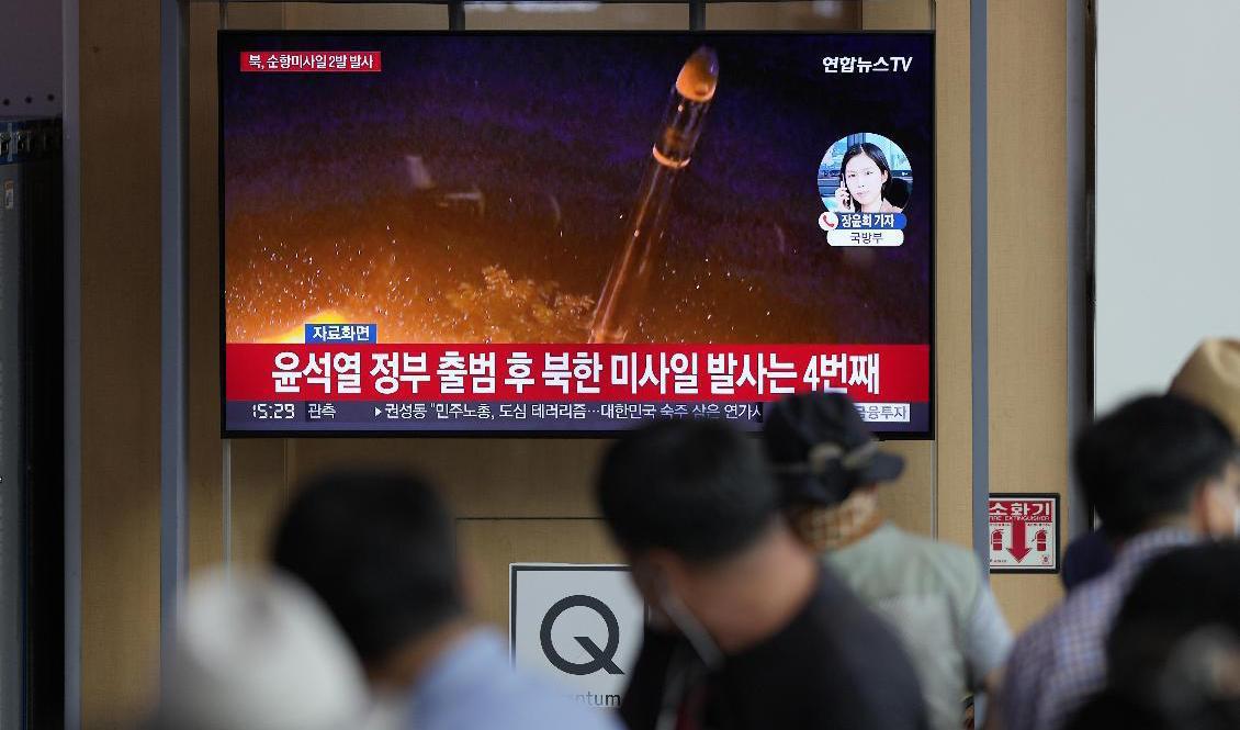 
Människor i Sydkorea följer rapporteringen om Nordkoreas senaste robottest. Foto: Lee Jin-Man/AP/TT                                            