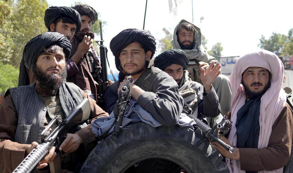 
Inga utvisningar från Sverige till Afghanistan har verkställts sedan talibanerna tog makten i landet för ett år sedan. Bilden visar talibankrigare som firar ettårsdagen av tillbakadragandet av amerikanska trupper från Afghanistan den 31 augusti. Foto: Ebrahim Noroozi/AP                                            
