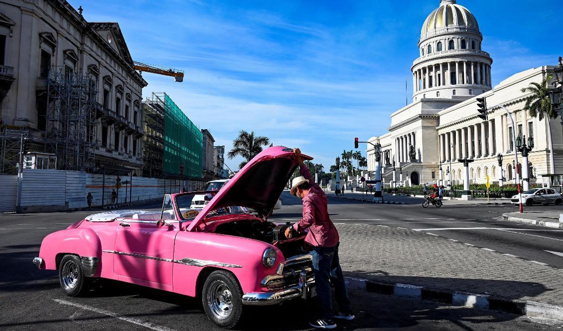 En man reparerar sin bil i Kubas huvudstad Havanna den 11 juli 2022. Foto: Yamil Lage/AFP via Getty Images