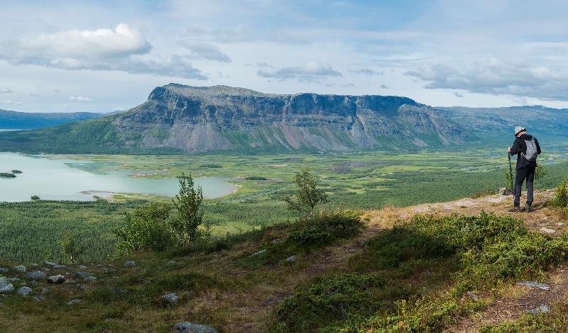 



Kungsleden är Sveriges längsta vandringsled och löper 450 kilometer från Abisko – norrskenets huvudort – förbi Stora Sjöfallet, genom Sareks nationalpark och slutar i Hemavan. Foto: Shutterstock                                                                                                                                                                                