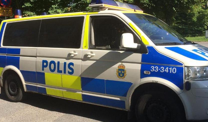 En entrédörr till ett flerfamiljshus har blivit söndersprängd i Persborg i Malmö. Foto: Epoch Times. Arkivbild.