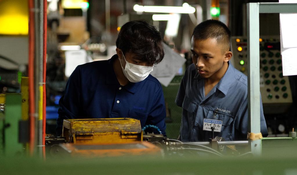 Indonesiska arbetare jobbar med produktion av kopparrör i en fabrik i prefekturen Gunma. Japan öppnar nu upp för ökad arbetskraftsinvandring. Foto: Kazuhiro Nogi/AFP via Getty Images