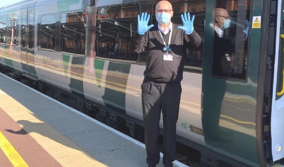 

Simon Isherwood fick rätt mot arbetsgivaren West Midlands Trains i arbetsdomstolen och får tillbaka jobbet som konduktör. Foto: Med tillstånd av The Free Speech Union                                                                                        