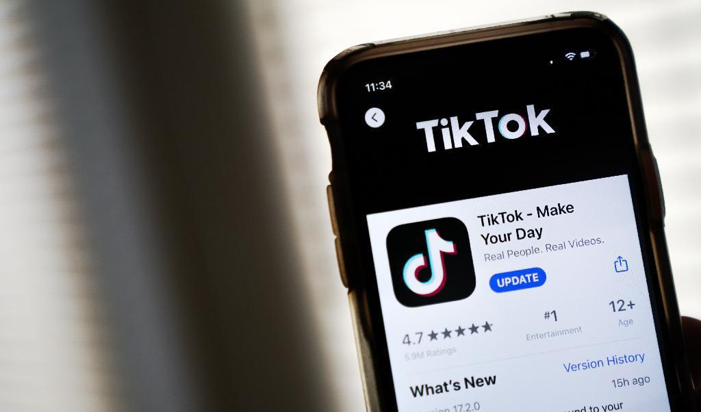 

Den kinesiska appen Tiktok har blivit omåttligt populär bland barn och unga, men det finns många frågetecken kring datasäkerheten. Foto: Drew Angerer/Getty Images                                                                                        