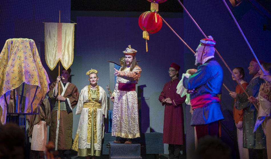 Siri Krosness som Kejsarinnan, Josef Zetterberg Pihl som Kejsaren och Richard Wieland som Tsing-Tjing-Phe. Foto: Alf Ljungkvist