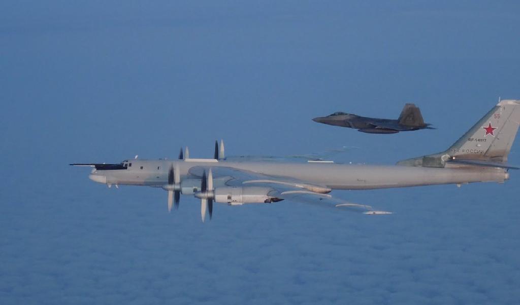 Amerikanska och kanadensiska stridsflyg genskjuter två ryska långdistansbombplan utanför Alaskas kust i augusti 2019. Foto: Norad