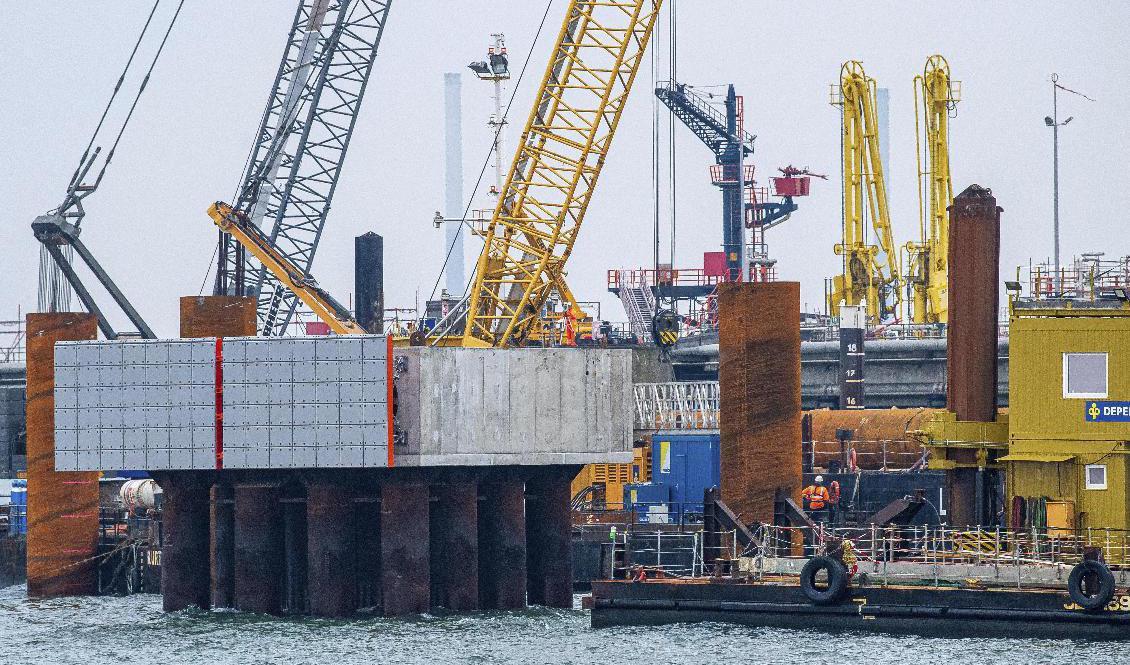 Tyskland har för att kunna importera naturgas från andra länder än Ryssland byggt upp flera nya anläggningar för att hantera mer flytande naturgas (LNG), bland annat i hamnstaden Wilhelmshaven. Foto: Sina Schuldt/AP/TT