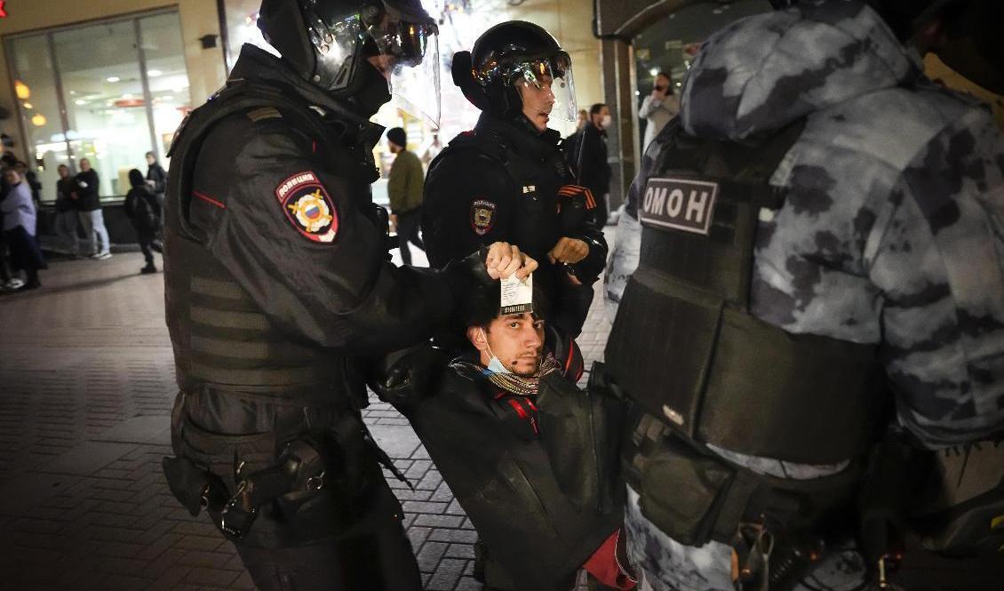 Poliser bär iväg en manlig demonstrant i Moskva. Ryssar protesterade mot den utökade krigsmobiliseringen i flera städer. Foto: Alexander Zemlianichenko/AP/TT