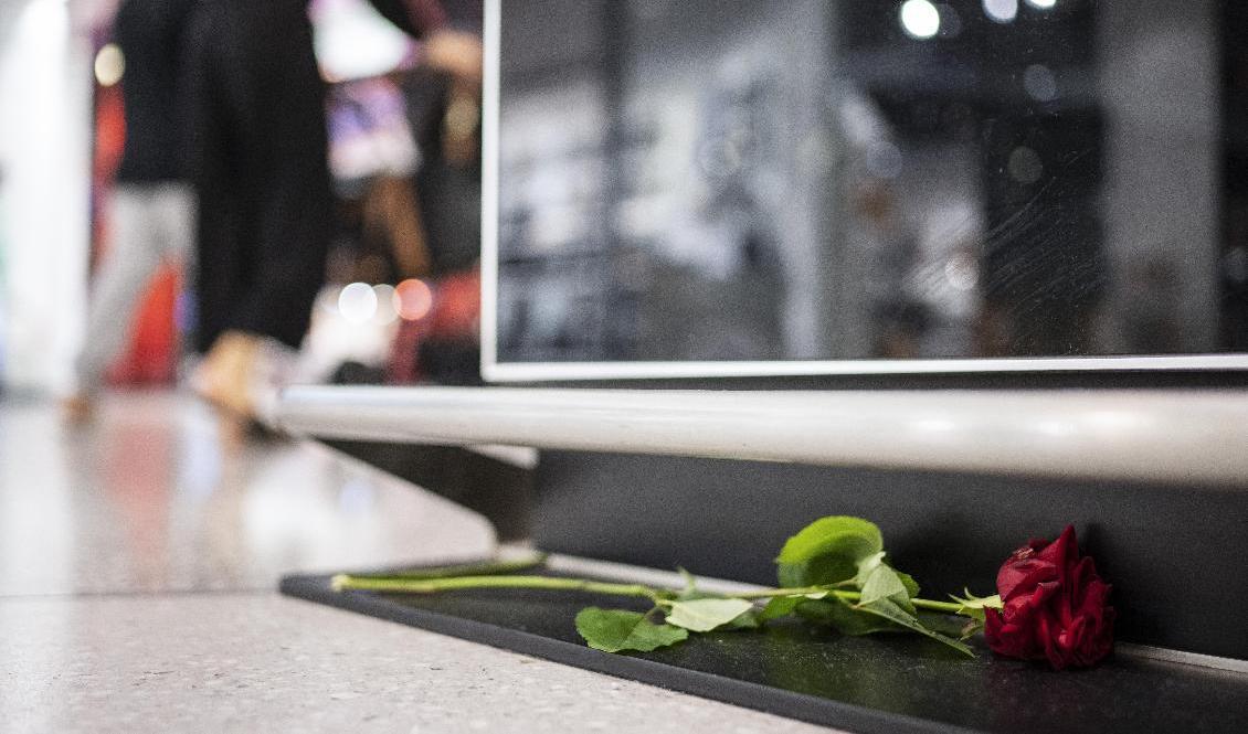 
En ros har lagts på golvet på köpcentrumet Emporia i Malmö, där en man dödades i en skottlossning den 19 augusti. Han blev 2022 års 45:e dödsoffer i en skjutning i Sverige. Arkivbild. Foto: Johan Nilsson/TT                                            