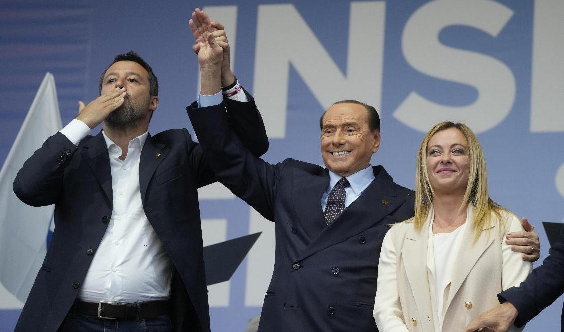 Legas Matteo Salvini (längst till vänster) därpå Forza Italias Silvio Berlusconi, och sedan Italiens bröders Giorgia Meloni vid ett valmöte tidigare i veckan. Foto: Gregorio Borgia/AP/TT