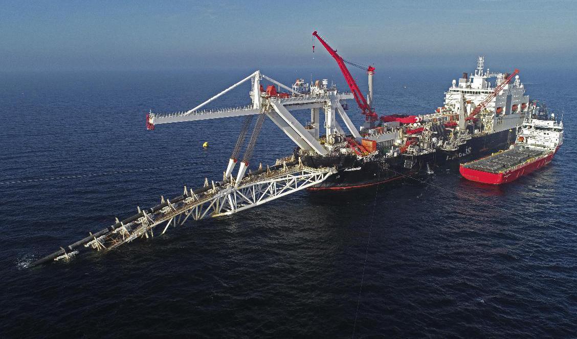 Ett fartyg i färd att lägga ner Nord Stream 2, november 2018. Foto: Bernd Wuestneck/AP/TT
