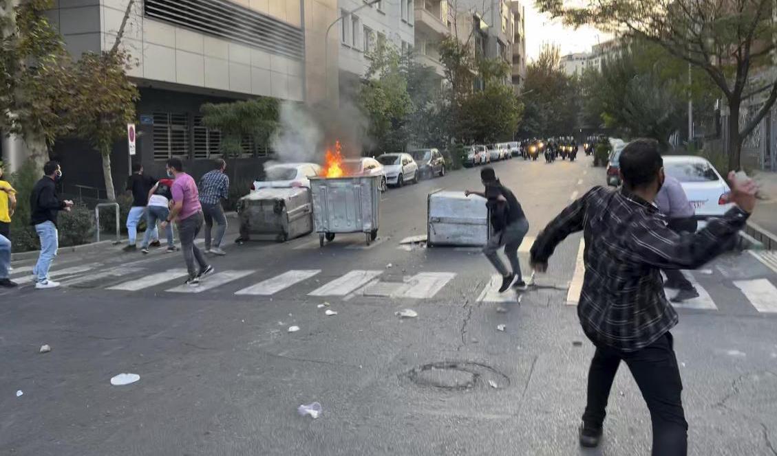 Protester i Teheran den 20 september. Foto: AP/TT