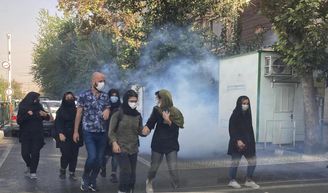 Tårgas använd mot demonstranter vid universitetet i Teheran. Foto: AP/TT