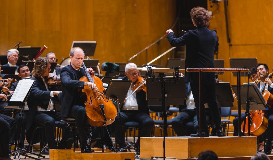 Tillsammans med Göteborgs Symfoniker imponerade den skicklige cellisten Claes Gunnarsson stort i Rokokovariationerna. Foto: Francis Löfvenholm
