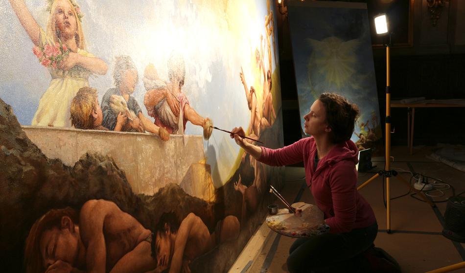 Konstnärinnan Sanna Tomac framför sitt konstverk Visdomens triumf. Hon är även konstnärlig ledare för Swedish Swedish Academy of Realist Art (Sara). Foto: Hans Szameit