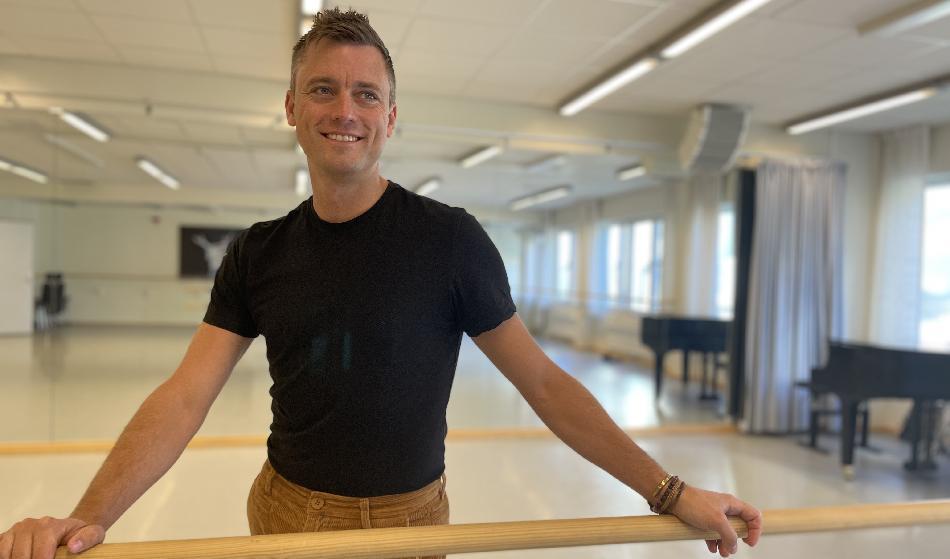 Sebastian Michanek är konstnärlig chef på Svenska Balettskolan. Han är i grunden balettdansare och har framträtt framträtt på Europas stora scener. Foto: Svenska Balettskolan