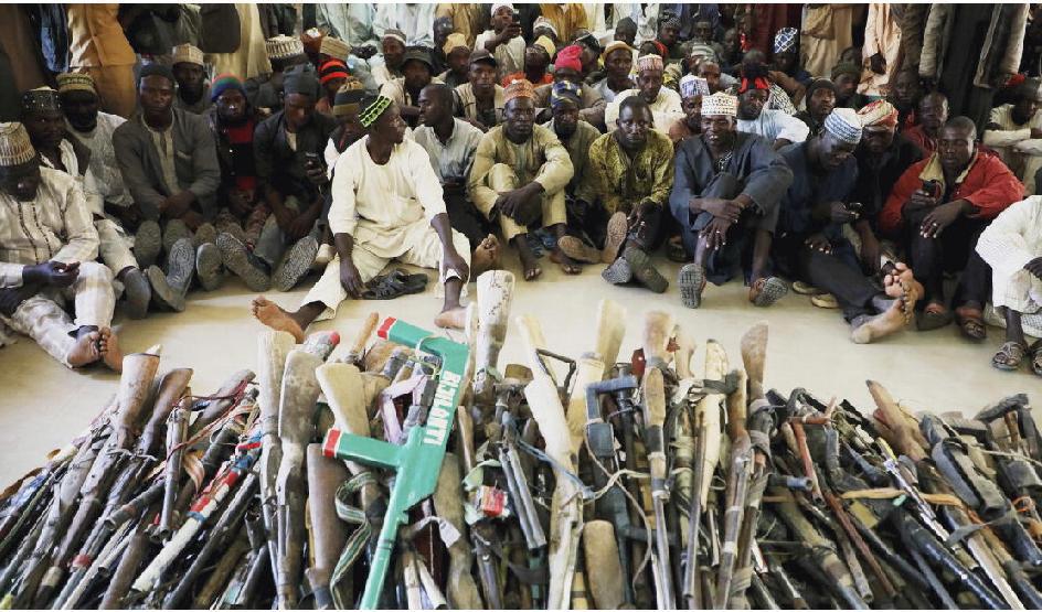 Ett medborgargarde i den nigerianska delstaten Zamfara har gett upp sina vapen och samlat dem på hög som en del av fredsprocessen i delstaten. Foto: Kola sulaimon/AFP via Getty Images