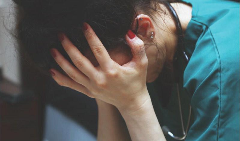 I Sverige, till skillnad från många andra länder, är det i första hand pandemins samhällsekonomiska konsekvenser som diskuteras. Sakta framkommer vad nyord som ”vårdskuld” och ”etisk stress” egentligen betyder. Foto: Shutterstock