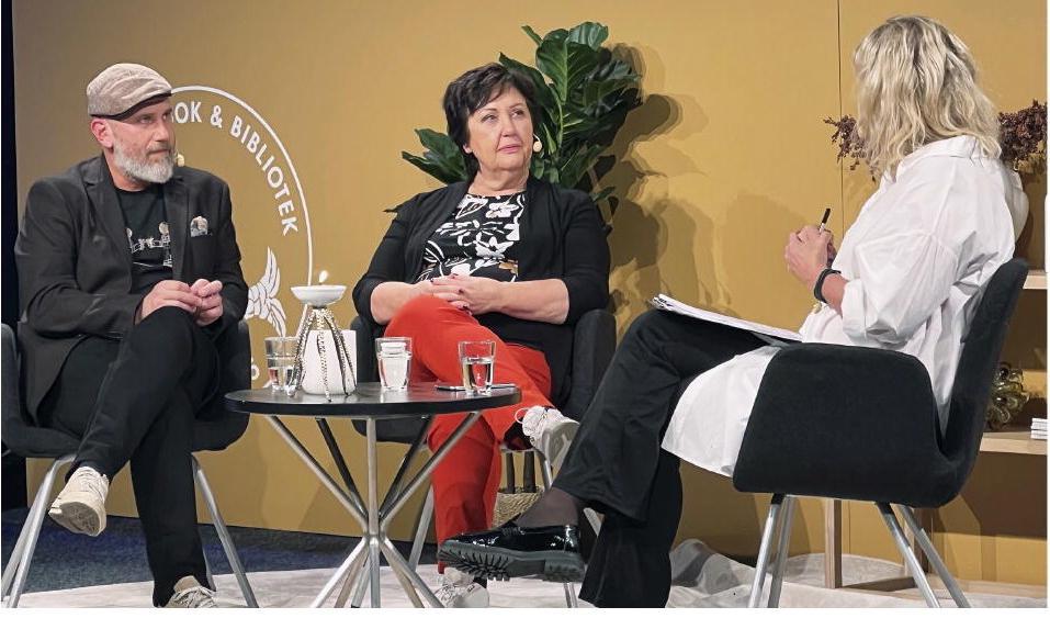 Kattis Ahlström i samtal med Barbro ”Babben” Larsson och Marko ”Markoolio” Lehtosalo under Bokmässan i Göteborg. Foto: Kristina I. Kleinert