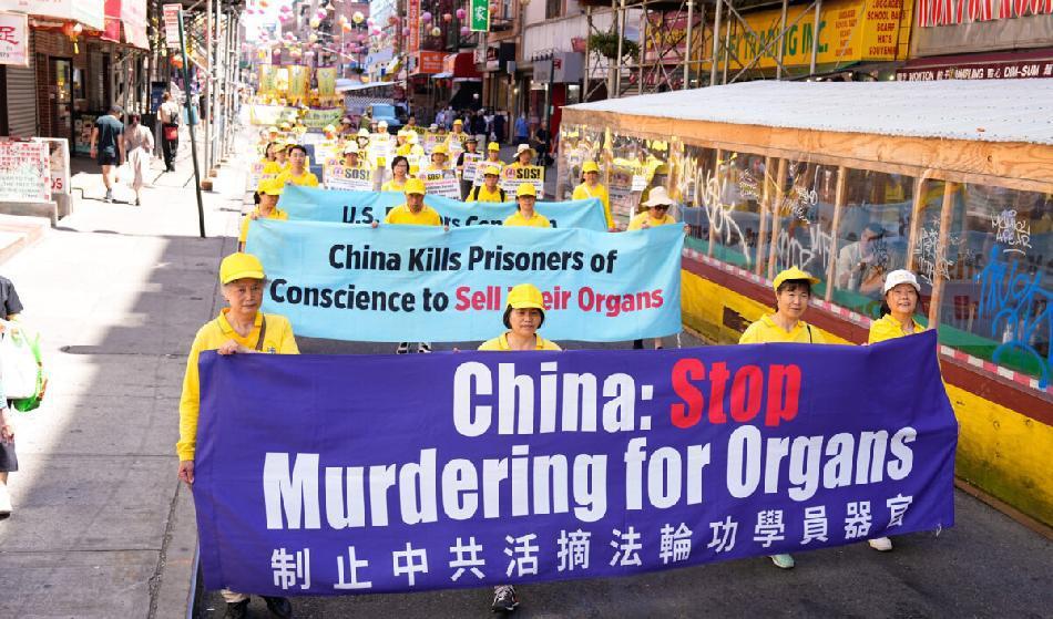 Falun Gong-utövare i Chinatown i New York högtidlighåller årsdagen av förföljelsen i Kina, i juli i år. Foto: Larry Dye