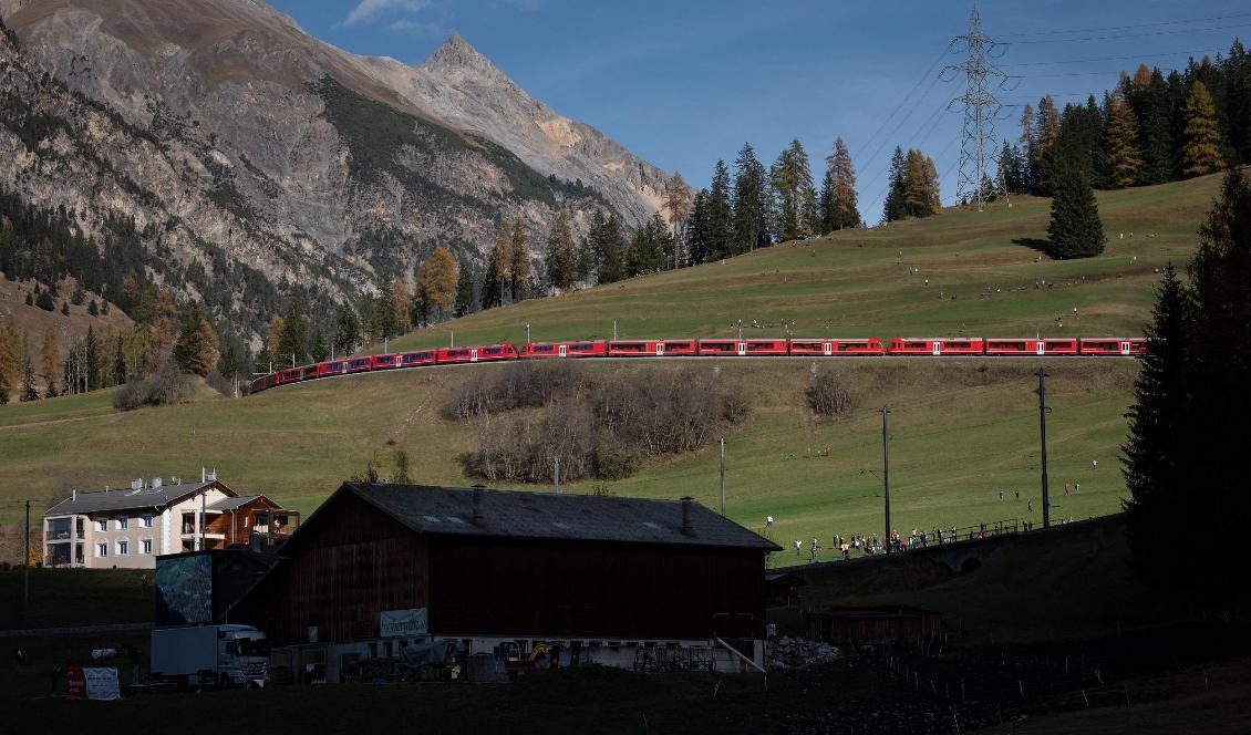 Ett tåg med 100 vagnar vid schweiziska Bergün den 29 oktober 2022. Foto: Fabrice Coffrini/AFP via Getty Images