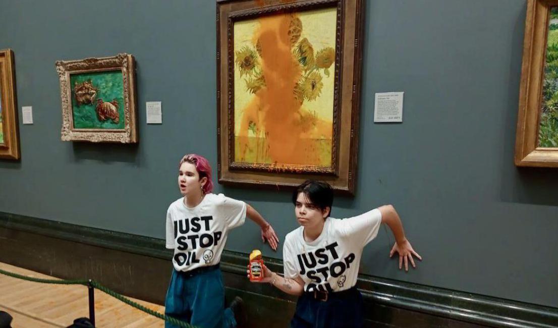 Två unga klimataktivister från nätverket Just Stop Oil kastade tomatsoppa på en Van Gogh-tavla i National Gallery i London. Foto: Just Stop Oil/Twitter