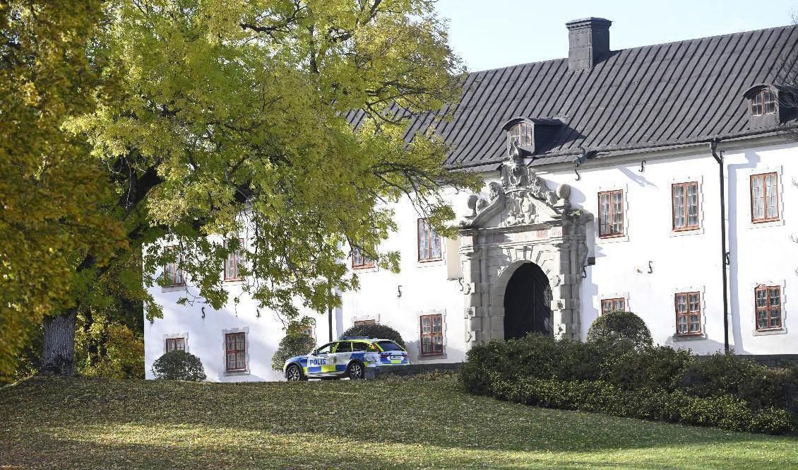 En polisbil stod parkerad vid Tidö slott utanför Västerås på måndagseftermiddagen. Foto: Fredrik Sandberg/TT