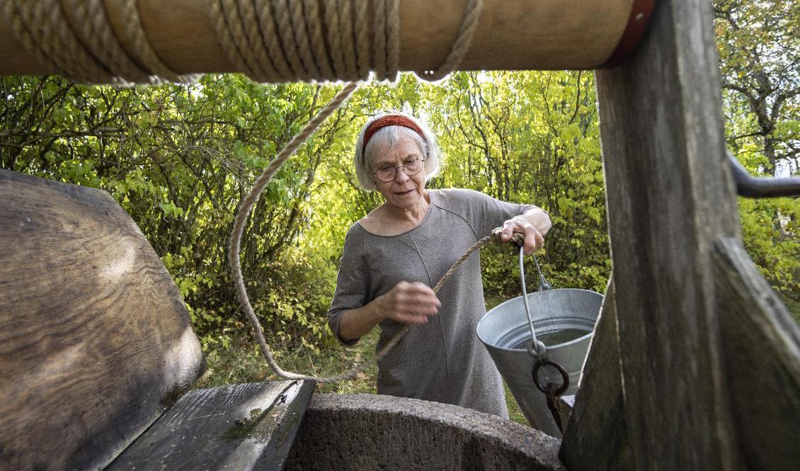 Vatten, som smakar friskt och gott, hämtas i en åtta meter djup borrad brunn ute på gården. Foto: Johan Nilsson/TT