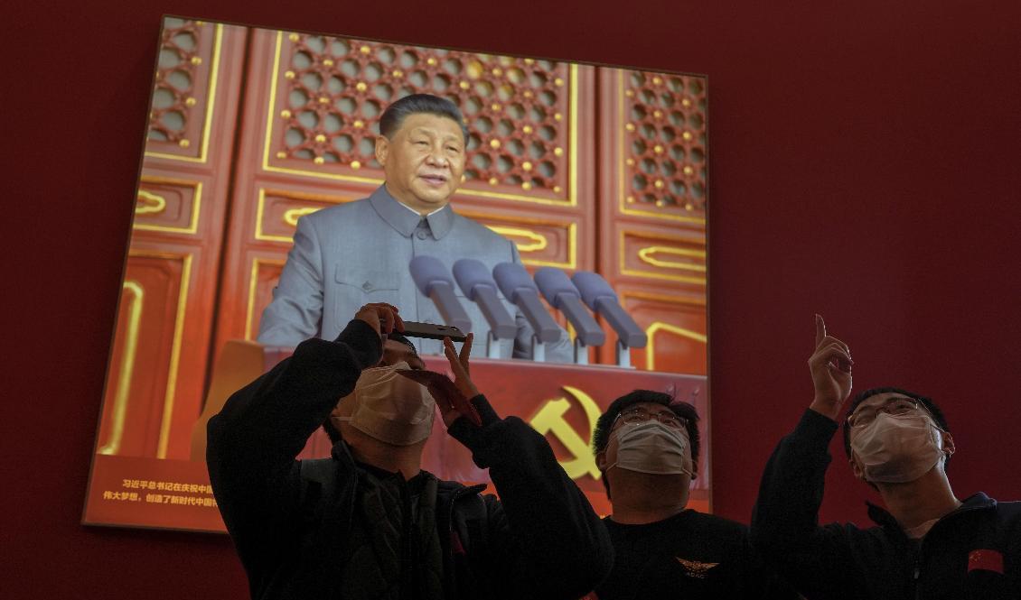
Besökare vid en utställning om president Xi Jinping och Kommunistpartiets framgångar under hans ledning i huvudstaden Peking inför partikongressen. Foto: Andy Wong/AP/TT                                            