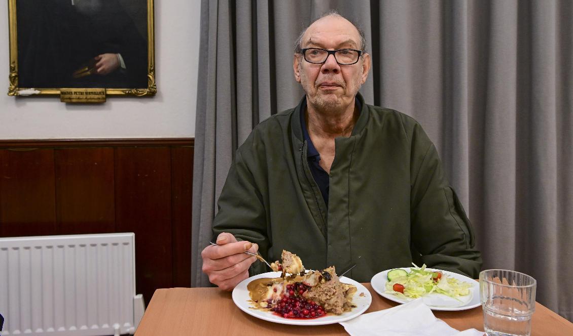 Kenneth Karlsson, 63 år, är en av gästerna som äter Stadsmissionens lunch för 20 kronor i Maria Magdalenas församlingslokaler på Södermalm i Stockholm. Foto: Jonas Ekströmer/TT