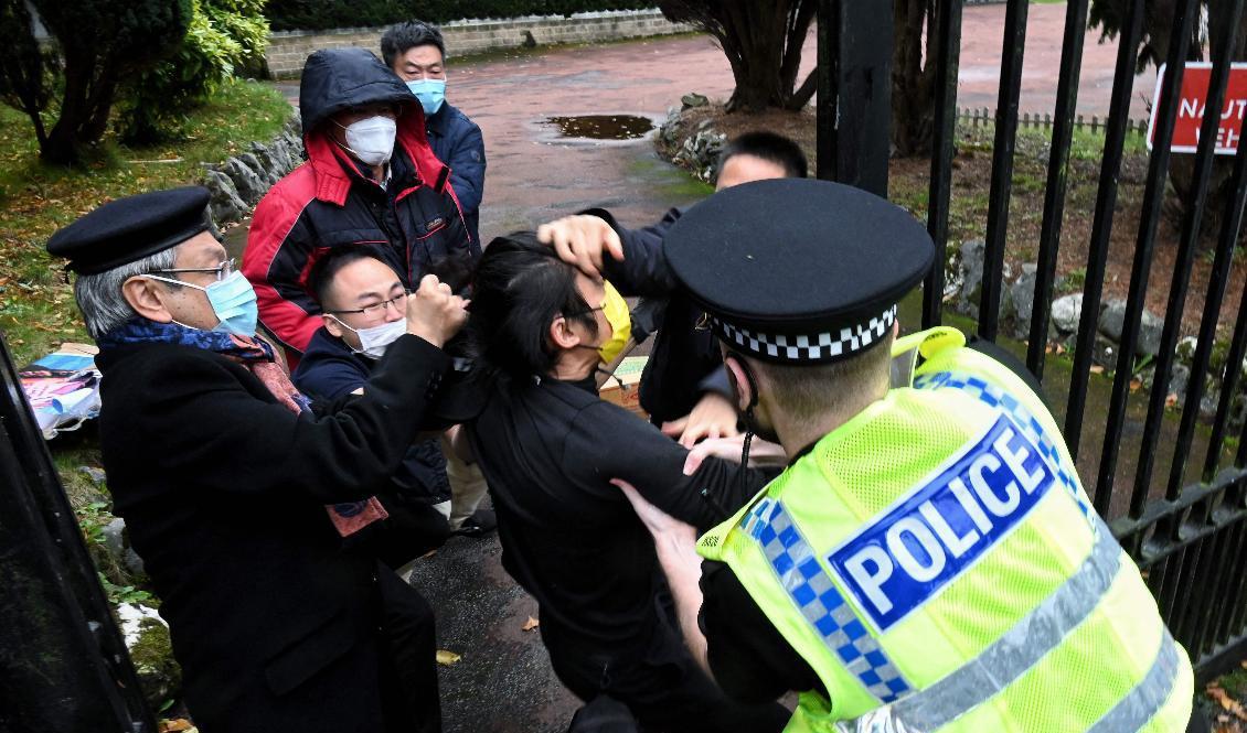 Dragkamp vid grinden till Kinas konsulat i Manchester på måndagen. Foto: Matthew Leung/The Chaser News/AFP/TT