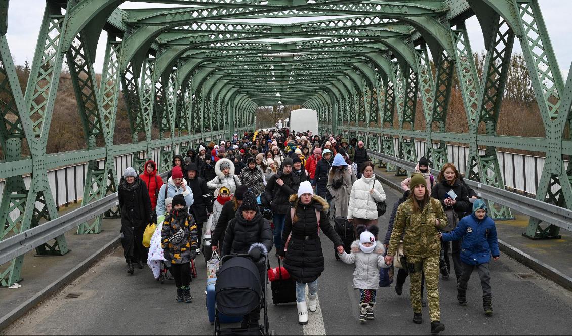På bilden som är tagen den 6 mars 2022 syns ukrainska flyktingar röra sig mot gränsen till Polen. Foto: Daniel Leal/AFP via Getty Images
