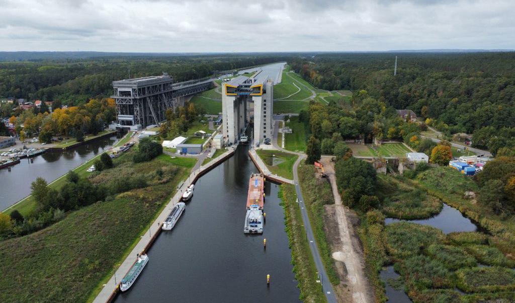 

Ett flygfoto visar den nya (till höger) och den gamla båthissen på Oder-Havel-kanalen nära Niederfinow i Brandenburg, östra Tyskland. Den gamla båthissen byggdes och invigdes 1934 för att övervinna en höjdskillnad på 36 meter. Foto: Odd andersen/AFP via Getty Imnages                                                                                        