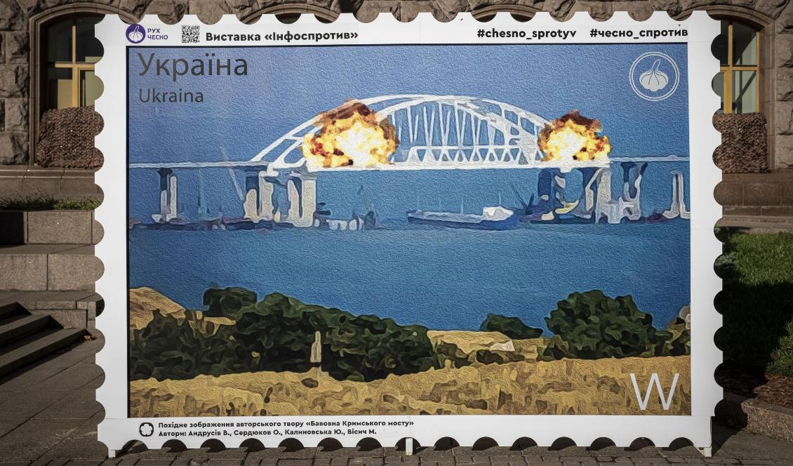 Ett konstverk föreställande den brinnande Krimbron. Foto: Ed Ram/Getty Images
