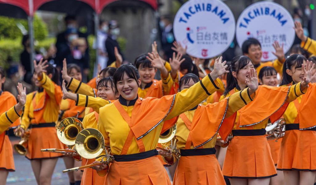 



Idag är det Taiwans nationaldag och medlemmarna i en blåsorkester vinkar glatt till publiken. - Taiwan spelar en viktig roll i den globala leverenaskedjan för halvledare vilket har medfört  intensivt hot från Kina, men landet stöds av USA, Kanada och europeiska länder. Foto: Annabelle Chih/Getty Images                                                                                                                                                                                