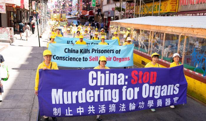 Falun Gong-utövare deltar i en parad den 10 juli 2022 i New York för att uppmärksamma 23 år av förföljelse i Kina. Foto:Larry Dye/The Epoch Times