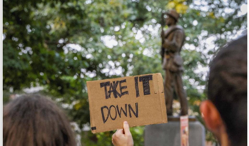 Studenter demonstrerar på universitetsområdet på University of Chapel Hill i USA med krav på att en staty ska tas ner. Den här sortens protester har blivit vanliga. Foto: Sara D. Davis/Getty Images