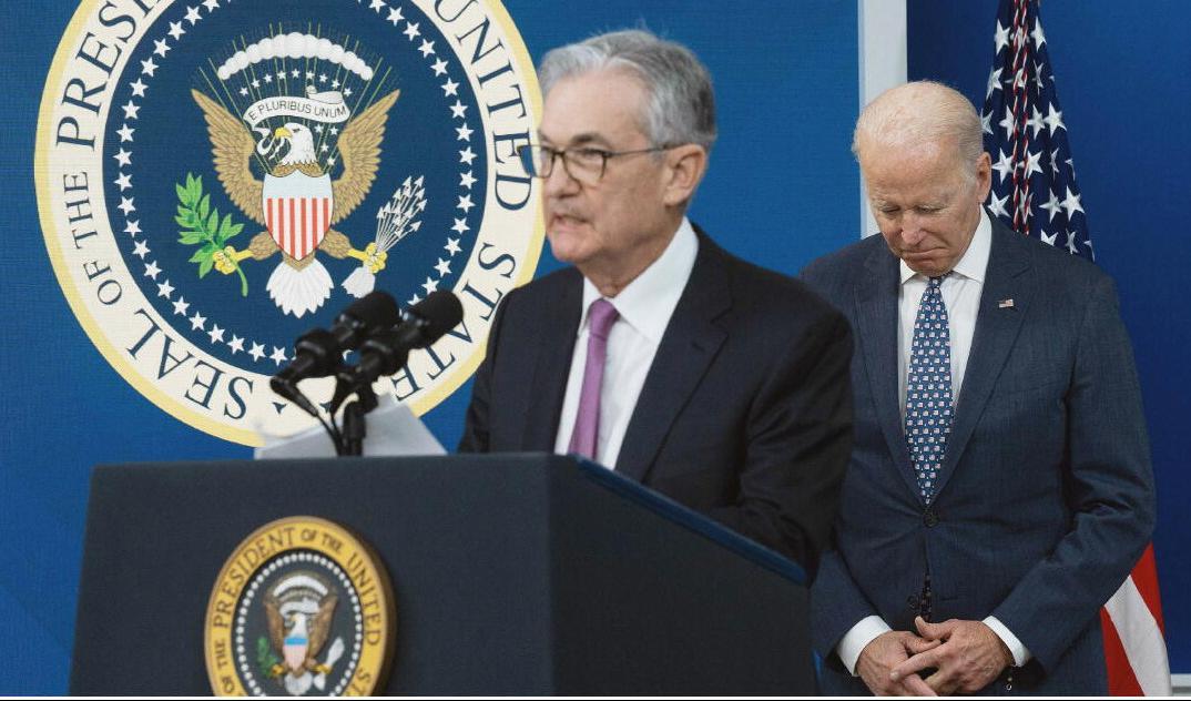 Federal Reserves ordförande Jerome Powell under ett anförande i Vita huset den 22 november 2021 med president Joe Biden i bakgrunden. Foto: Jim Watson/AFP via Getty Images