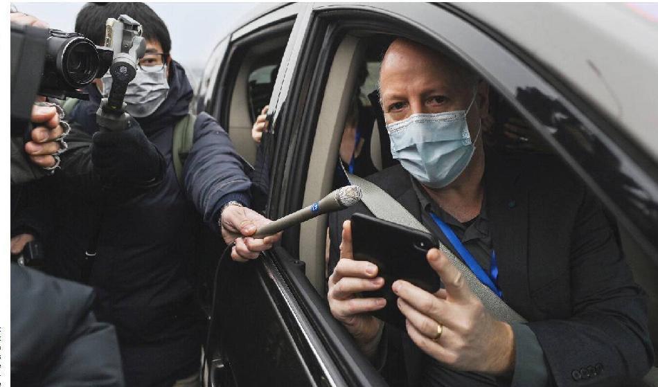 Peter Daszak i WHO:s team som undersöker covid-19-virusets ursprung talar med media utanför Wuhans virologiska virologiska institut den 3 februari 2021. Foto: Hector Retamal/AFP via Getty Images