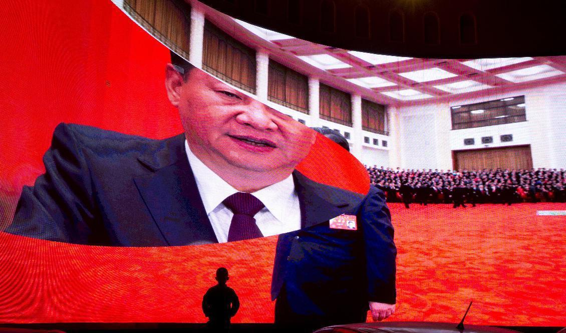 Kinas mäktige ledare Xi Jinping har säkrat ytterligare fem år vid makten i världens folkrikaste land, där befolkningen övervakas på internet, via övervakningskameror och andra tekniska lösningar. Arkivbild. Foto: Ng Han Guan/AP/TT