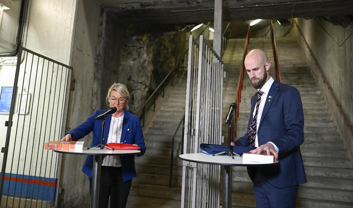 Minister för civilt försvar Carl-Oskar Bohlin tar emot utredningen om civilbefolkningens skydd vid höjd beredskap av särskilda utredaren Britt Bohlin under en pressträff på måndagen. Foto: Pontus Lundahl/TT