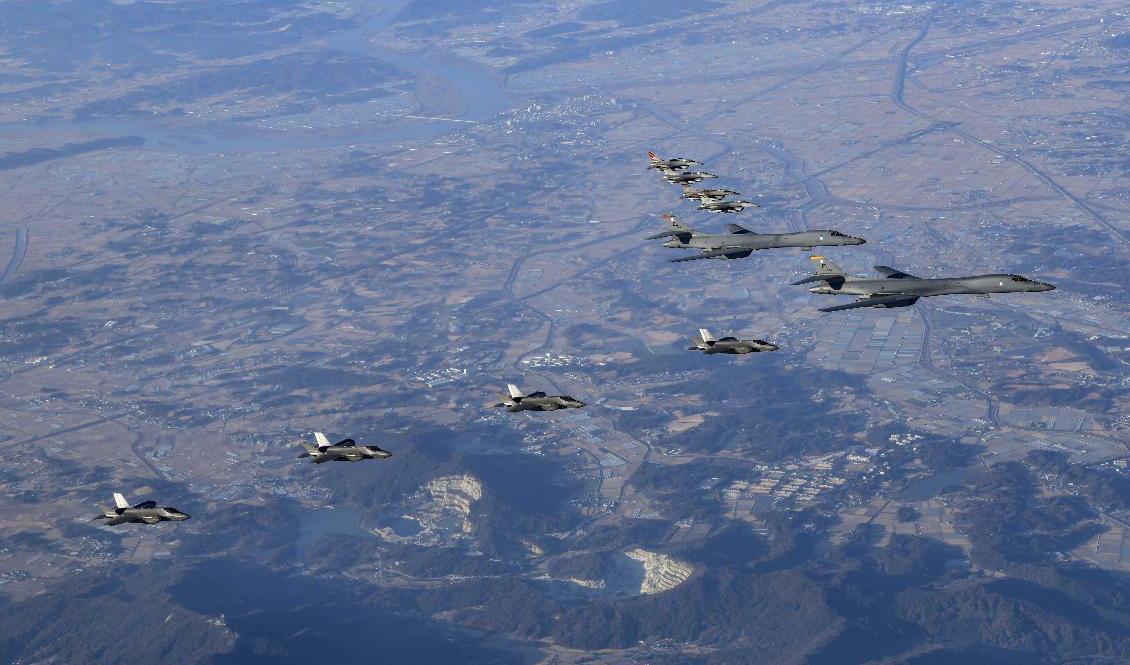 
Amerikanska och sydkoreanska stridsflygplan från en övning i lördags. Foto: Sydkoreas försvarsdepartement/AP/TT                                            